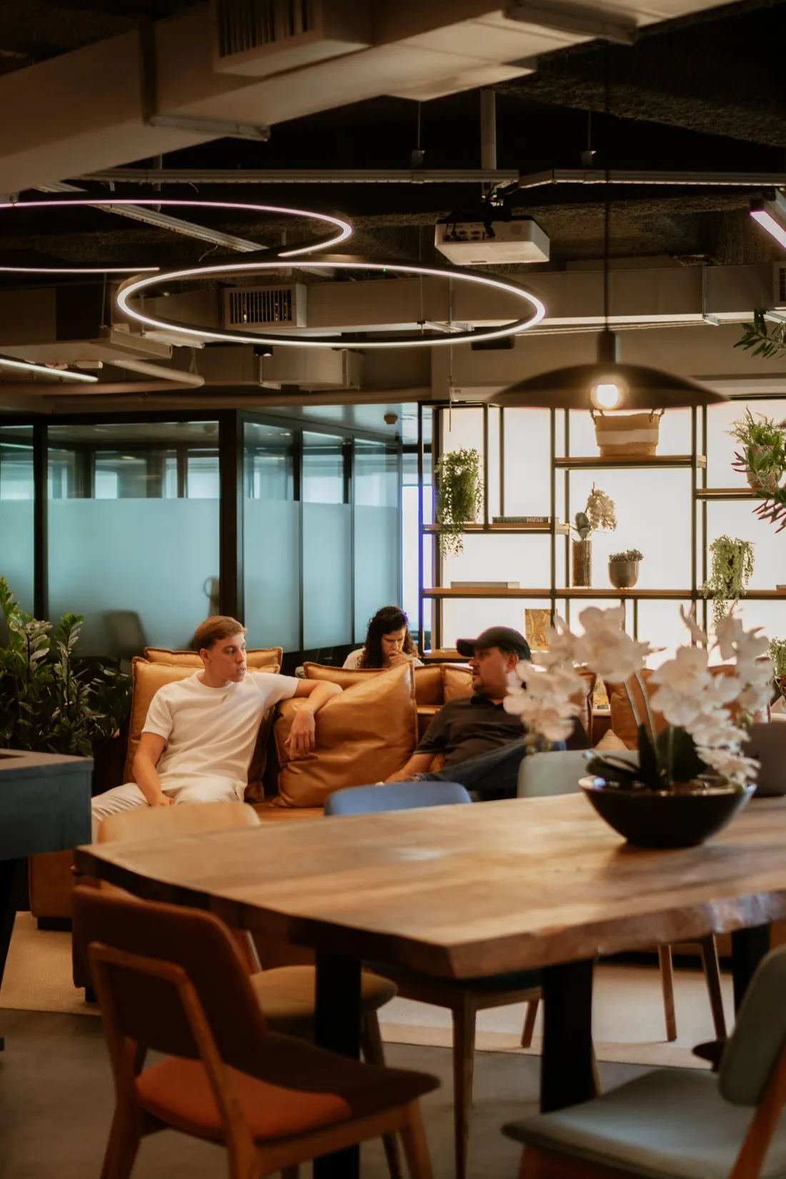 Un espace de travail partagé, ouvert et lumineux