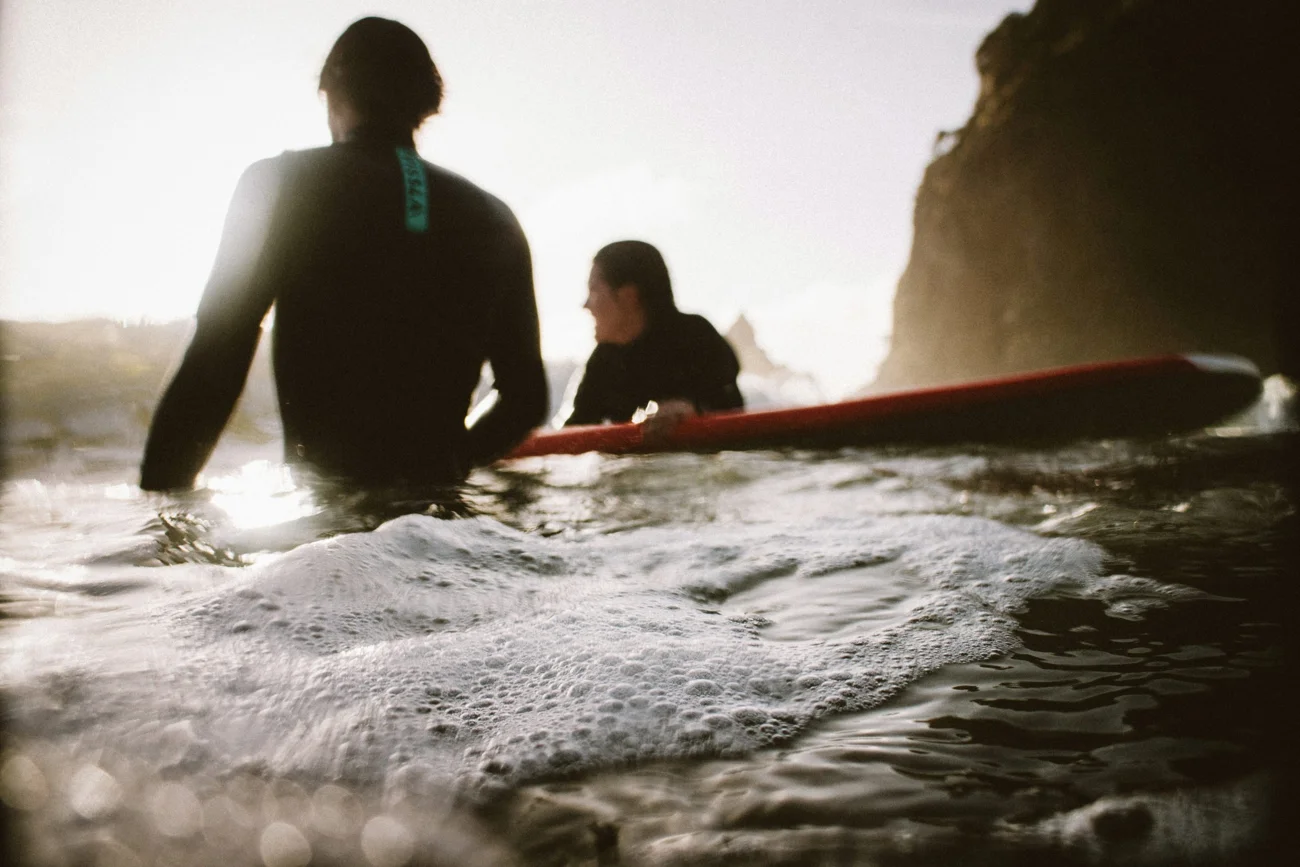 Deux surfeurs prennent un temps de pause sur l’eau